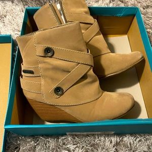 Women’s Blowfish boots Wedge size 6.5